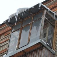 Информация о своевременной очистке снега и сосулек с козырька балкона